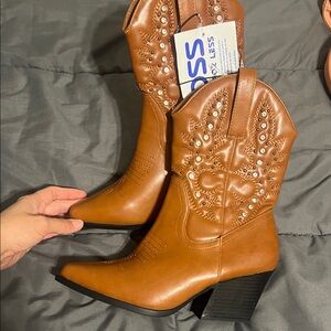 Stylish Tan Western Heeled Boots
